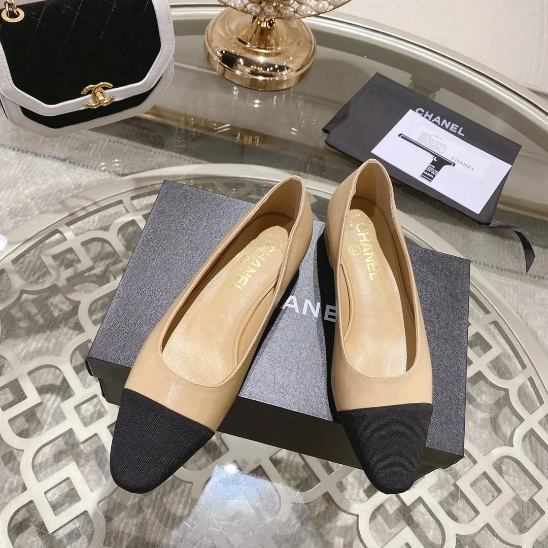 👟👟Ex-factory price 440👟👟 Chanel - Spring and summer classic color-blocked thick heel single shoes ⚠ Fashionable catwalk style ❤ Mixed splicing colors, empty toe style on the inside, 2.5cm thick heel with small logo embellishment, a fashionable interpretation! How to match the series to look good! Original customized wood-colored genuine leather outsole, imported sheepskin surface, goatskin lining for feet... 34-40 regular size (41.42.43 custom-made, non-returnable) 🎁Latest full set of packaging at the counter